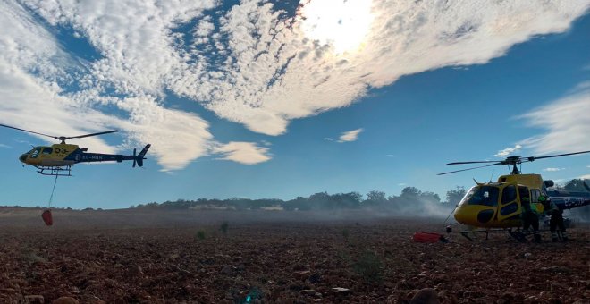 Encañona con una escopeta a un helicóptero de extinción de incendios para que no recargue agua de su finca