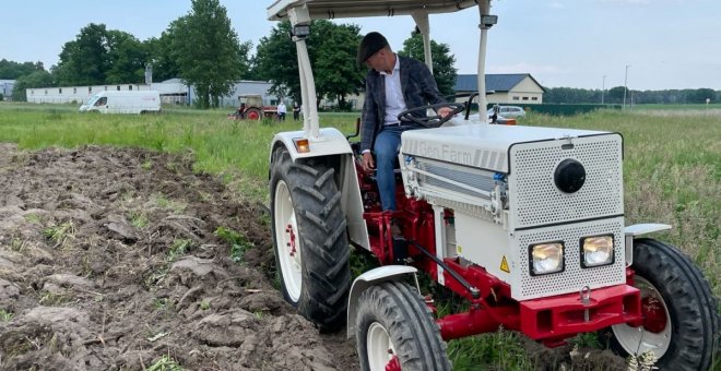 Herbert Diess, jefe de Volkswagen, también se atreve con un tractor eléctrico