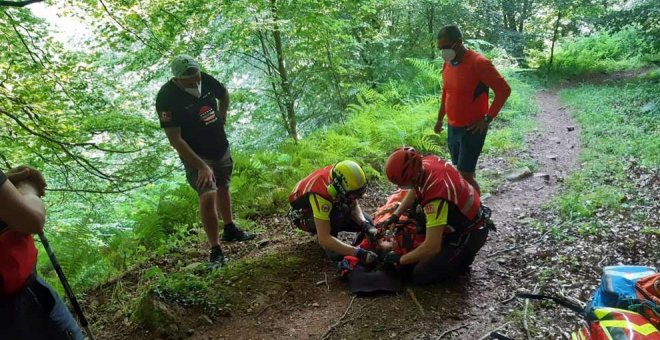 Rescatada en helicóptero una mujer tras caer por un barranco en el Camino Lebaniego