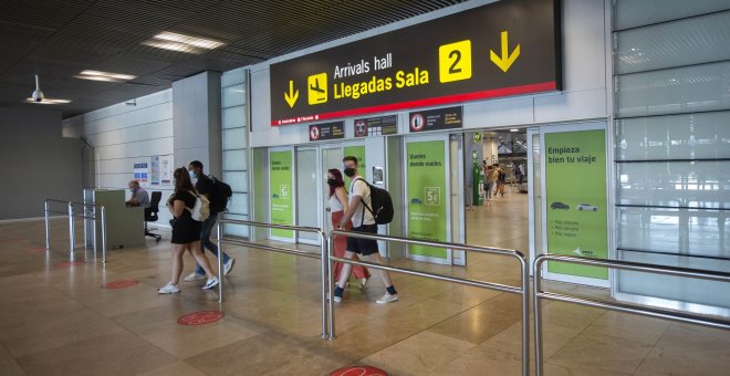 Los pasajeros defienden el uso de mascarillas en los aviones y confían en la seguridad del transporte aéreo este verano