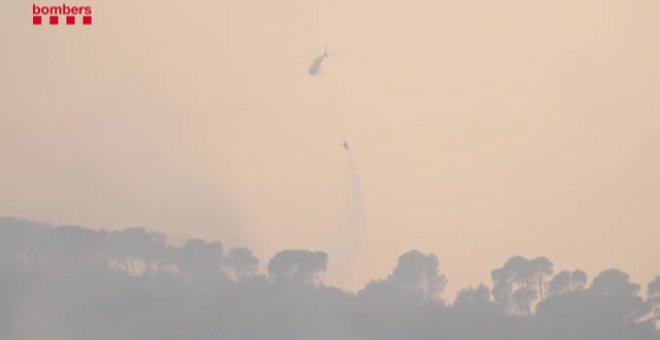 Las llamas avanzan con el viento del sur calcinando a su paso más de 1.300 hectáreas en Santa Coloma de Queralt