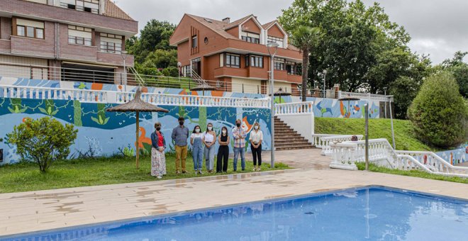 Una intervención artística renueva el aspecto de las Piscinas Municipales de Puente San Miguel