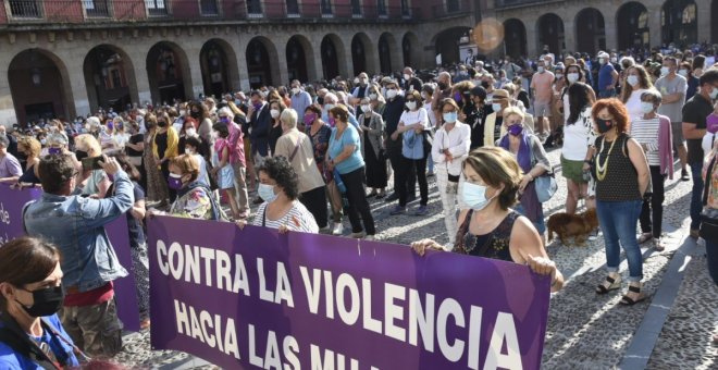 La plaza Mayor de Xixón se tiñe de morado contra las agresiones sexuales