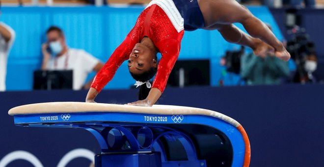 Simone Biles se retira para centrarse en su salud mental y Rusia gana su primer oro en gimnasia artística