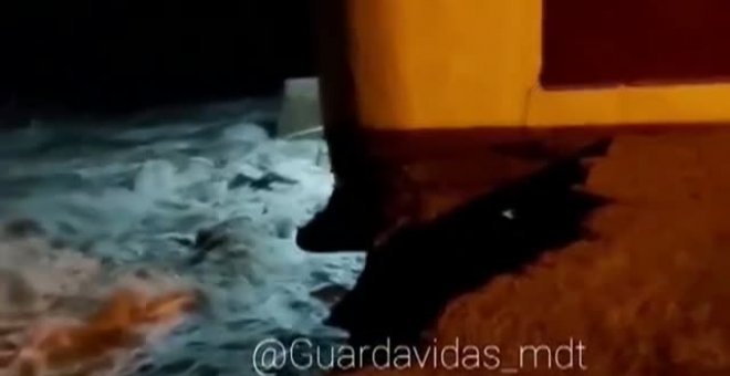 Espectacular derrumbe de una casa en una playa de Argentina