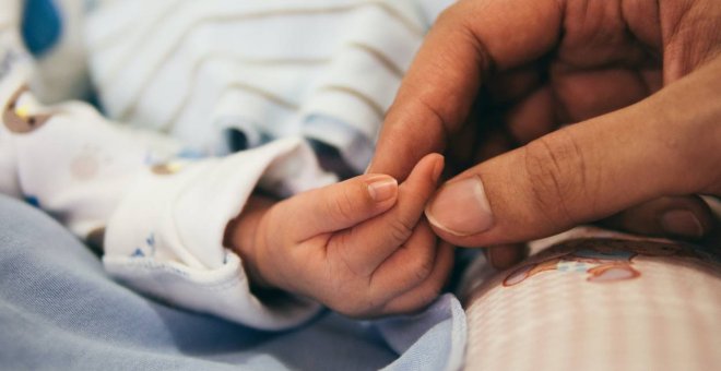 Un juez reconoce a una madre soltera disfrutar también del permiso de paternidad