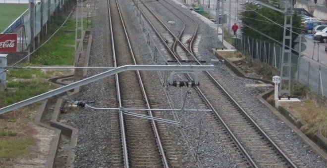 Doce pasajeros del tren Bilbao-Santander, trasladados en bus tras una avería en Traslaviña