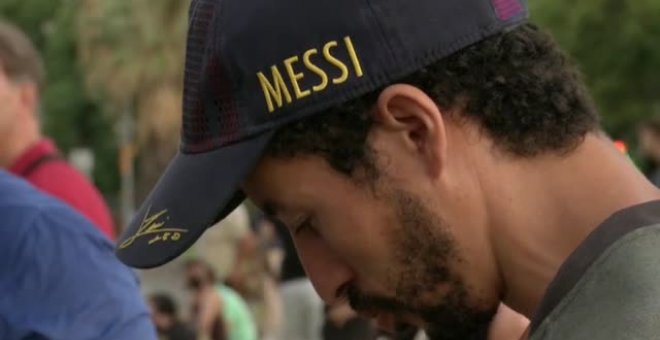 Aficionados del Barcelona se concentran en el Camp Nou desolados por la marcha de Messi