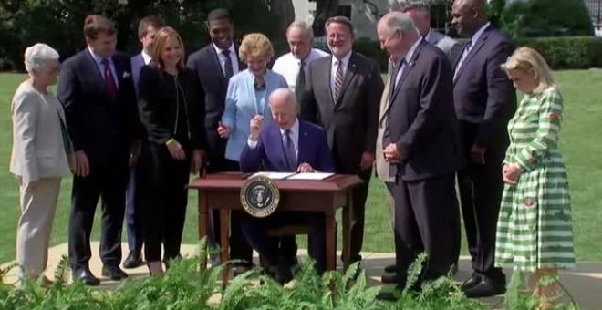 Biden firma a favor de que en 2030 el 50% de los vehículos sean eléctricos