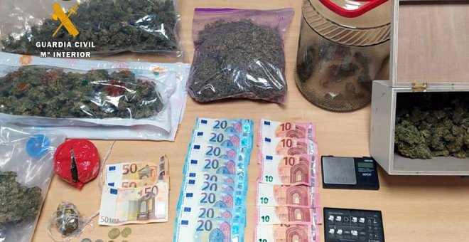 Detenido un conductor tras intentar huir con más de 1 kilo de marihuana y hachís en Oriñón