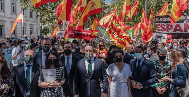 El patriotismo de cartón piedra de Vox. ¡A ver si se enteran de una vez sus votantes!