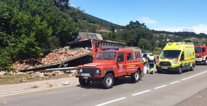 Dos mujeres y un hombre trasladados al hospital Tres Mares tras chocar un coche y un camión en Mazandrero