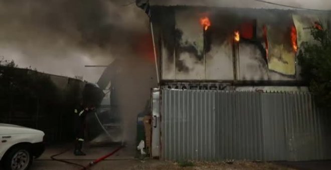 Grecia se enfrenta a los peores incendios en décadas avivados por el viento y las altas temperaturas