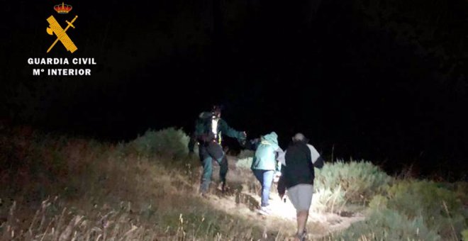 Rescatados dos senderistas desorientados por la niebla y la noche en un valle entre Cantabria y León