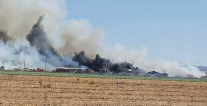 Salen ardiendo varias naves y un transformador eléctrico en un almacén de paja de Albacete