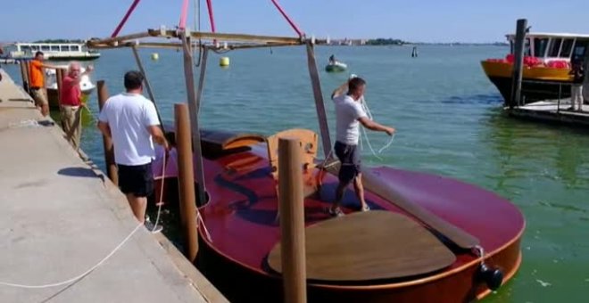 Un violín flotante homenajea a las víctimas mortales de la pandemia en las aguas de Venecia