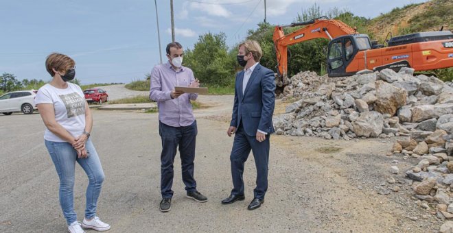 Un nuevo vial mejora el tráfico y la seguridad en la zona de los centros escolares