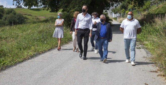 Ganadería renueva el camino rural de Pozobal