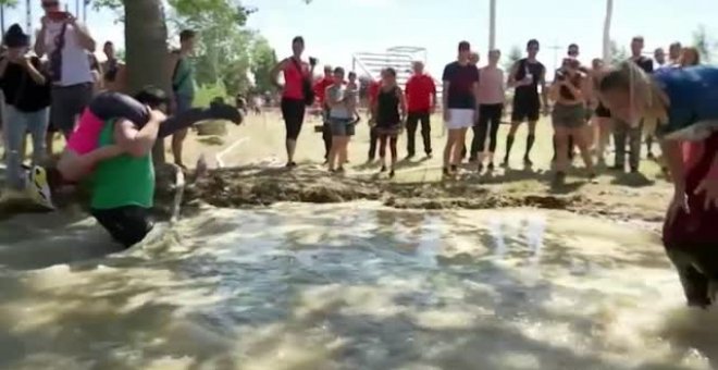 Cuarenta parejas participan en una alocada carrera con la esposa a cuestas