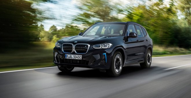 El BMW iX3 recibe un pequeño restyling apenas un año después de llegar al mercado