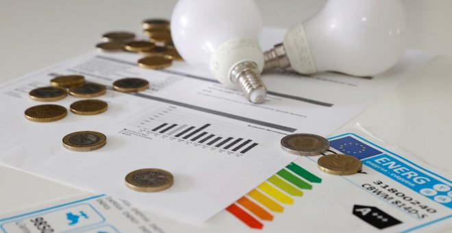 El precio de la luz baja este domingo, pero sigue triplicando el de hace un año