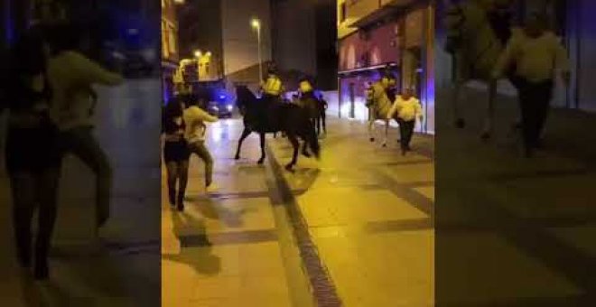 La Policía a caballo desaloja a los torrelaveguenses el primer fin de semana de La Patrona