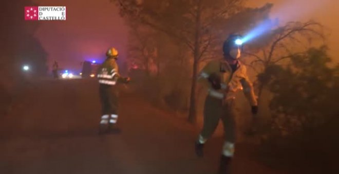 La ola de calor dificulta la extinción del incendio en Azuébar