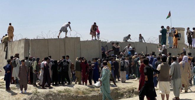 Miles de personas desesperadas desatan el caos en el aeropuerto de Kabul