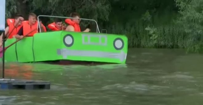 Las carreras de los botes locos se celebran un año más en Hungría