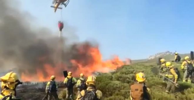 La extinción del incendio de Navalacruz, en Ávila, evoluciona favorablemente