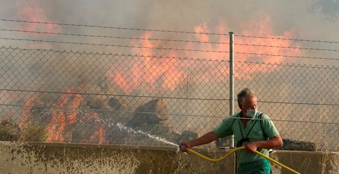 El incendio de Navalacruz mejora tras la incorporación de medios aéreos