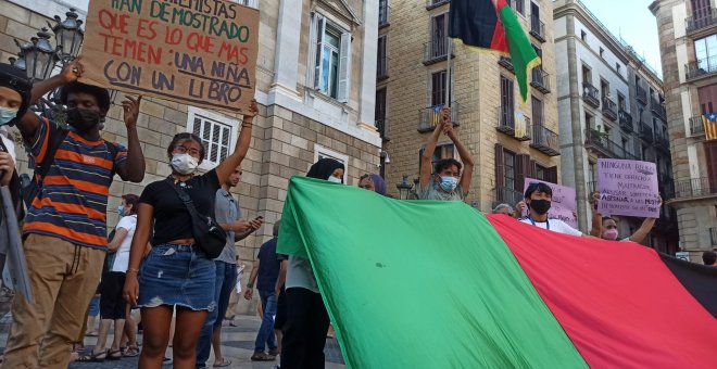 Centenars de persones clamen a Barcelona per acollir dones i nenes de l'Afganistan: "El meu país ja no existeix"