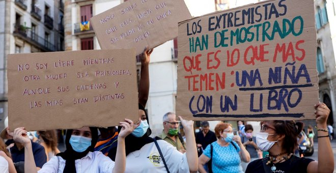 Centenares de personas se concentran en Barcelona en apoyo a las mujeres afganas