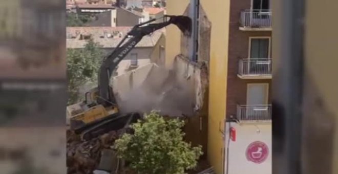 Una excavadora arranca el techo de un supermercado en Segovia