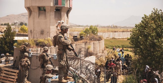 Miles de afganos asedian el aeropuerto de Kabul entre disparos en los alrededores