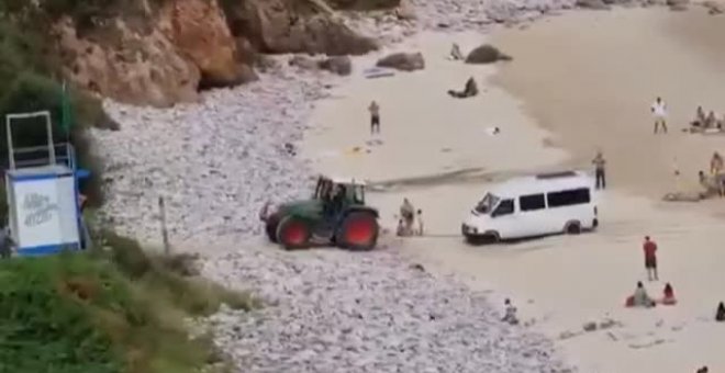 Multado un autocaravanista por aparcar en plena playa de Llanes