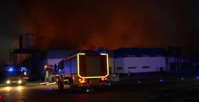 Espectacular incendio en una central hortofrutícola en Mérida