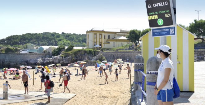 Aforo completo en la playa de Molinucos y nivel rojo en El Camello, Bikinis y Peligros