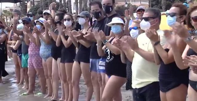 Una cadena humana denuncia el desastre ecológico en el Mar Menor y exige soluciones