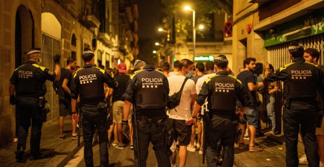 Segunda noche de aglomeraciones y algún altercado en las fiestas de Sants