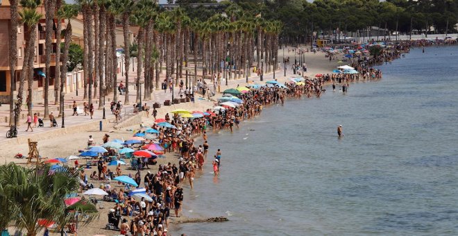 Miles de personas dan un abrazo simbólico a un Mar Menor de luto por la fauna muerta