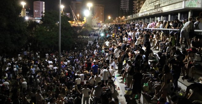 Les Festes de Sants s’acomiaden amb una altra nit de botellots multitudinaris i aldarulls