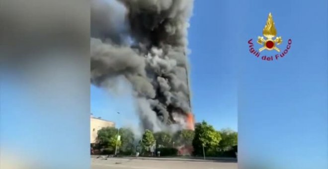 Un espectacular incendio devora un edificio de 20 pisos en Milán