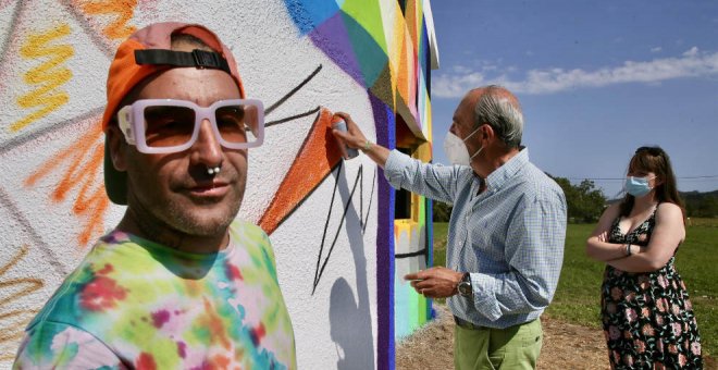 Okuda inicia los trabajos de pintura de seis silos ganaderos en Ajo