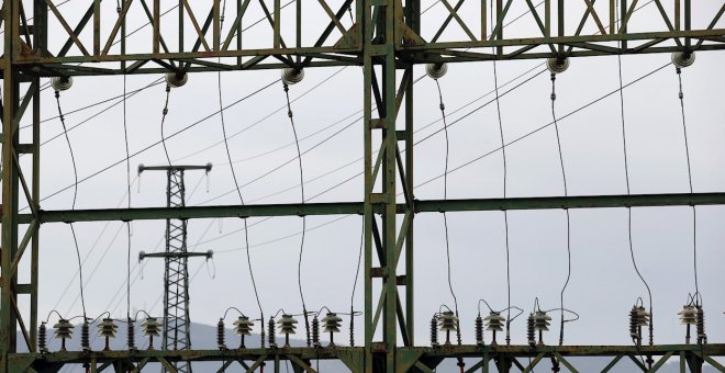 El precio mayorista de la luz baja el martes el 4%, pero sigue triplicando al de hace un año