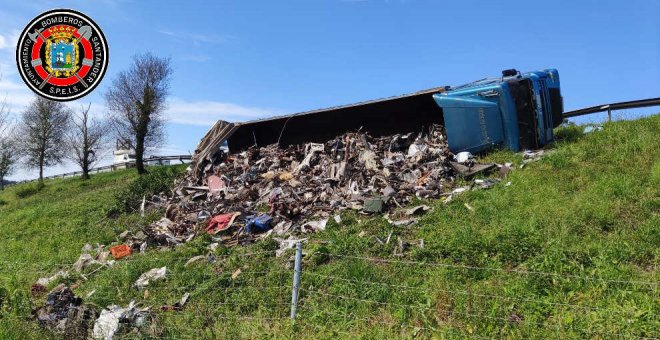 Un camión se sale de la vía y vuelca en la A-67 a la altura de Puente Arce