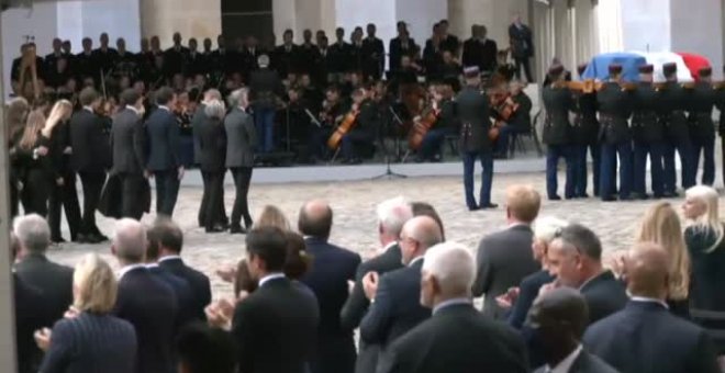 Macron despide solemnemente a Belmondo en un funeral en el patio de honor del Palacio los Inválidos