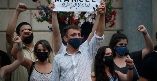 Una setantena de represaliats signen un manifest i titllen la Medalla d'Honor del Parlament d'"operació estètica"