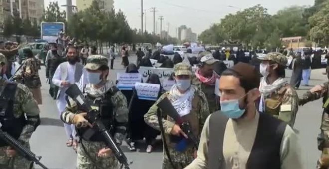 Decenas de estudiantes en Kabul marchan en apoyo a los talibanes afganos durante el 11S