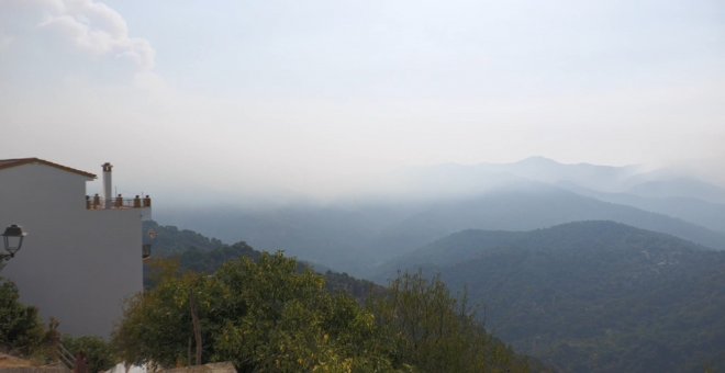 Un nuevo incendio en Sierra Bermeja obliga a desalojar más pueblos